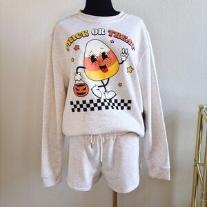 NWT Trick Or Treat Sweatshirt and Shorts, Halloween Lounge Set, Candy Corn Sz M